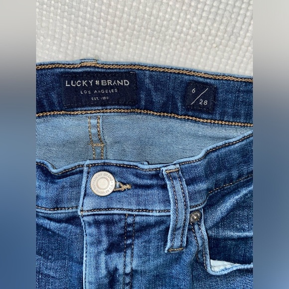 Women’s LUCKY BRAND medium wash mid rise crop Ava‎ distressed jeans size 28/6 - Picture 5 of 16